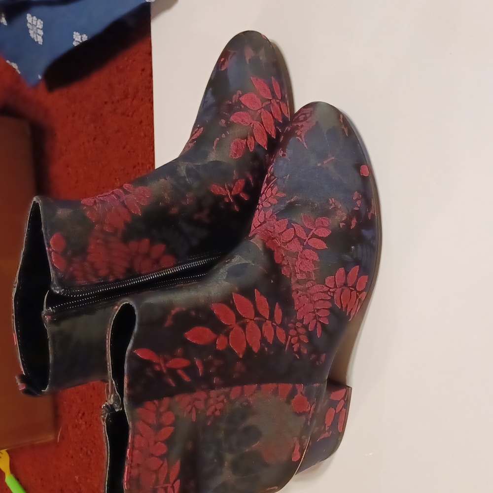 Boots - Picture 2 of 6